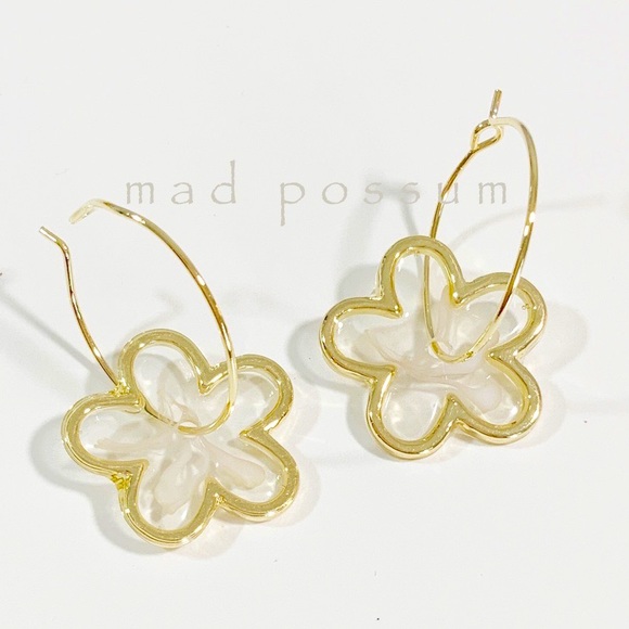 Retro Boho Transparent Resin Flower Hoop Earrings - Picture 2 of 5